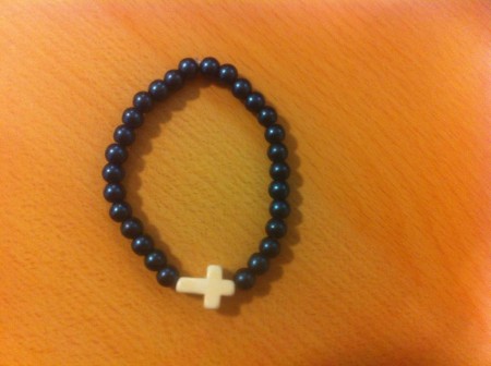 mooie blauw/turquoise armband met kruis